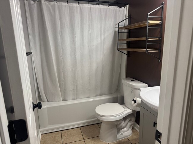 Building Photo - 2903 S Greenwood Dr