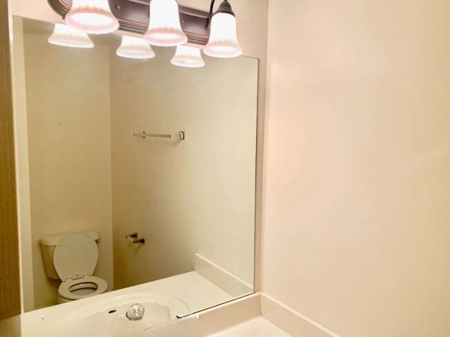 Building Photo - Charming 2-Bedroom, 2.5-Bath Home on Ed Temple Blvd – Convenient Nashville Living!