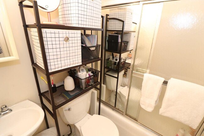 Building Photo - 1035 Washington St