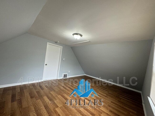 Building Photo - 1715 Parkview Ave