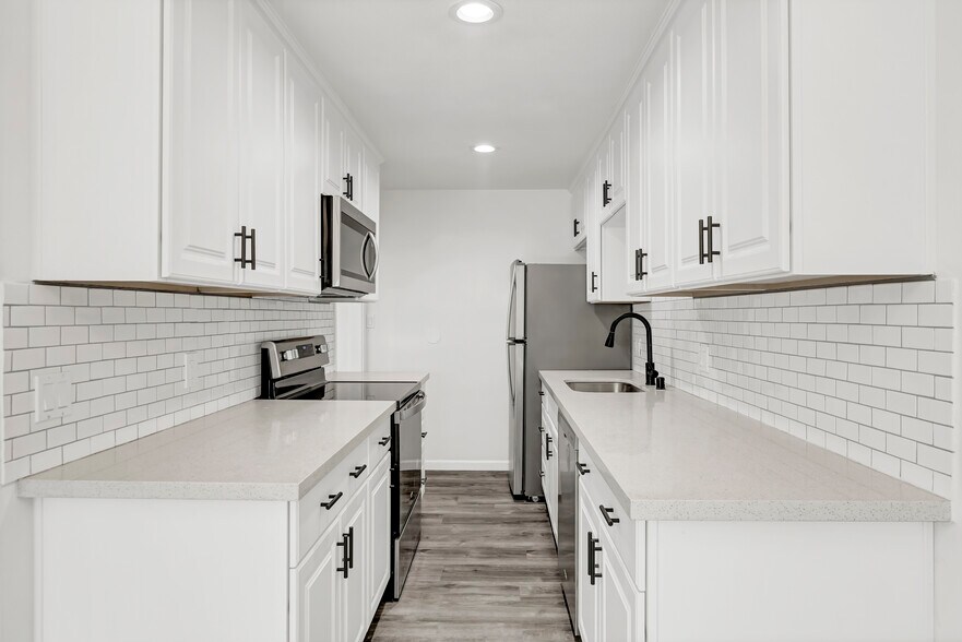 Building Photo - 10607 Des Moines Memorial Dr S