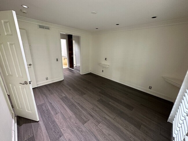 Building Photo - Morningside on the Lake Downstairs 1 Bedroom 1 Bath