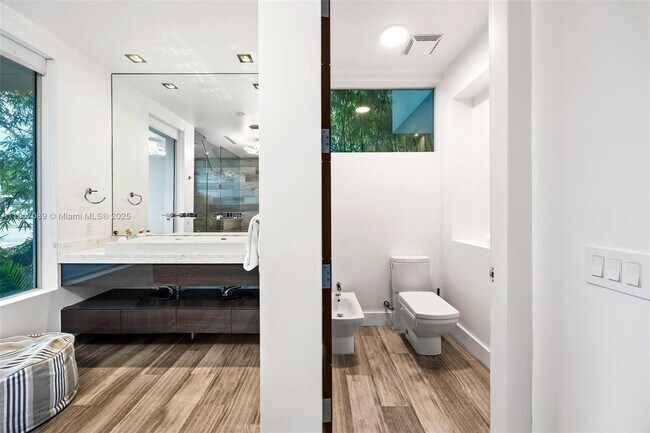 Building Photo - 300 Royal Plaza Dr