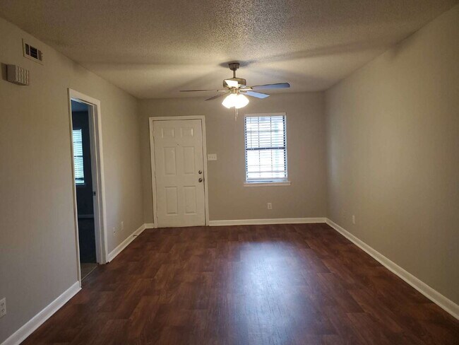 Building Photo - 1 month free call for details!!!  2-Bed Apartment in Decatur's Heart – Your Cozy Retreat Awaits!"