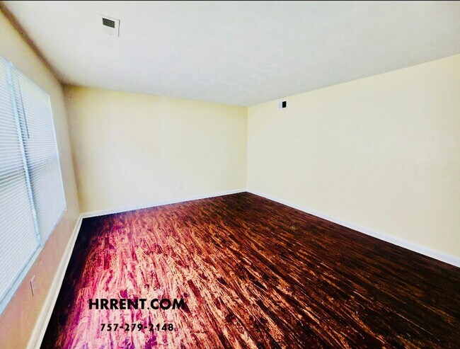 Building Photo - Amazing 6 Bedroom 3 Bathroom Two Story Hom...