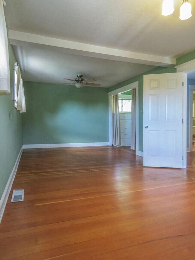 Building Photo - *** 4 Bedroom Sellwood Home ***