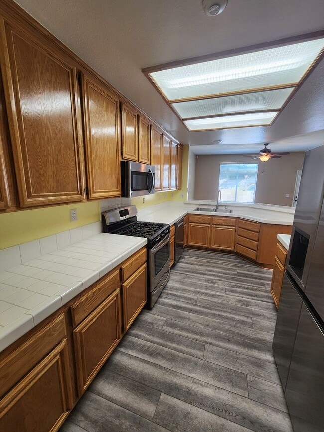 Building Photo - Gorgeous & Spacious 3Bd/2.5Ba, 1,679 SqFt, 2-story Condo - Central A/C & heat, Washer/Dryer - 2 C...