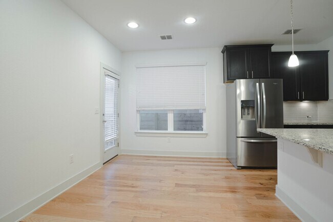 Building Photo - 3 Bed / 2.5 Bath Home | Garage, Laundry Room & Stainless Appliances