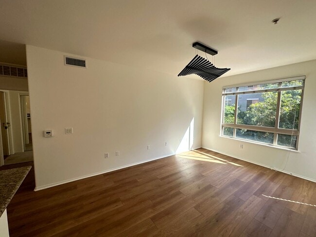 Building Photo - Gorgeous Spacious 2 Bedroom - 2 bath Condo with parking in Little Tokyo