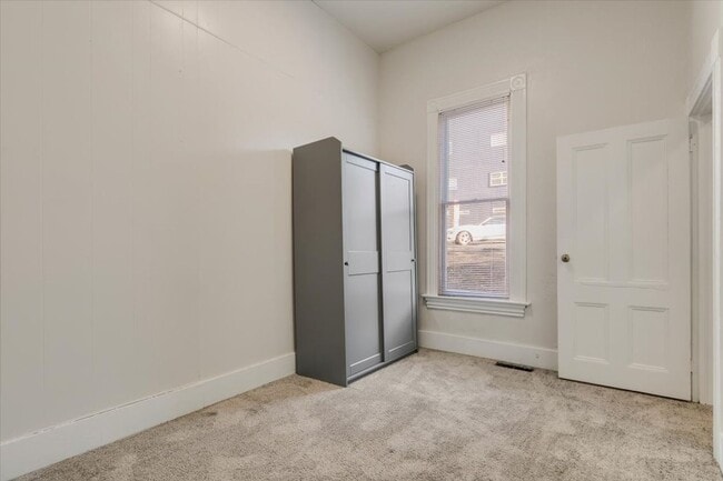 Building Photo - Beautiful 3 Bedroom Duplex Located in Goose Hollow!
