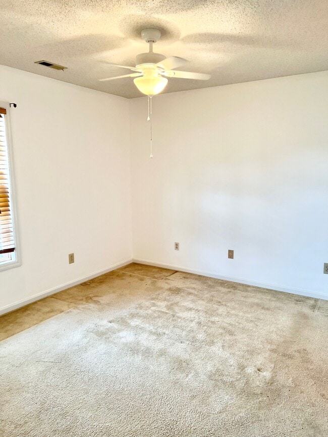 Building Photo - 733 Pinewood Dr