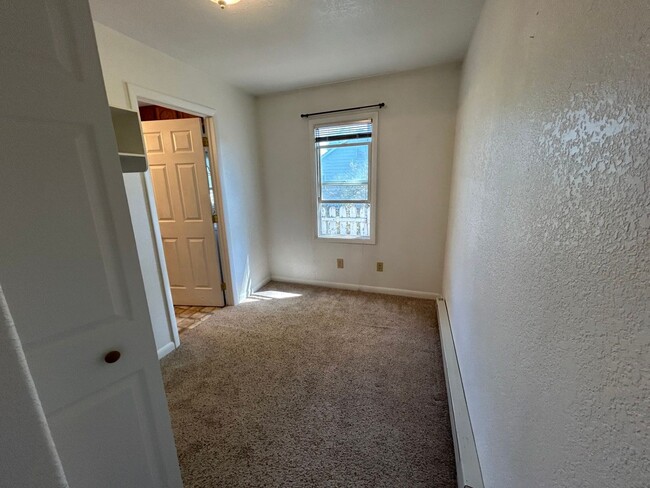 Building Photo - Cozy 2 Bedroom 1 Bath w/ all amenities and...