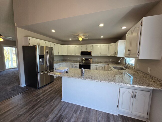 Building Photo - Just Minutes to the USCG Base Like New 3 Bed, 2 Bath Ranch