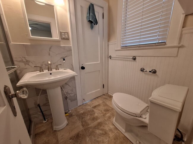 Building Photo - 10 Commodore Dr