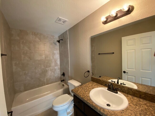 Building Photo - 3/2/2 Silver Spring Shores **Available NOW**