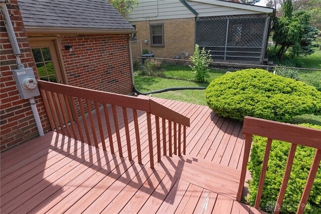 Building Photo - 521 Oakview Dr