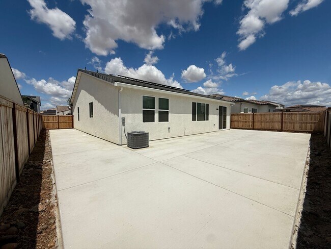 Building Photo - 3 bedroom, 2 bathroom home located in the vibrant community of Madera, CA