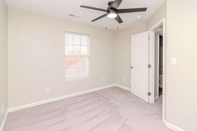 Building Photo - Beautifully updated 3 bedroom, 2.5 bath townhouse in a fantastic Lexington location!