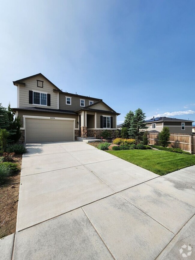 Building Photo - Stunning 4-Bed, 3-Bath Home with Modern Up...