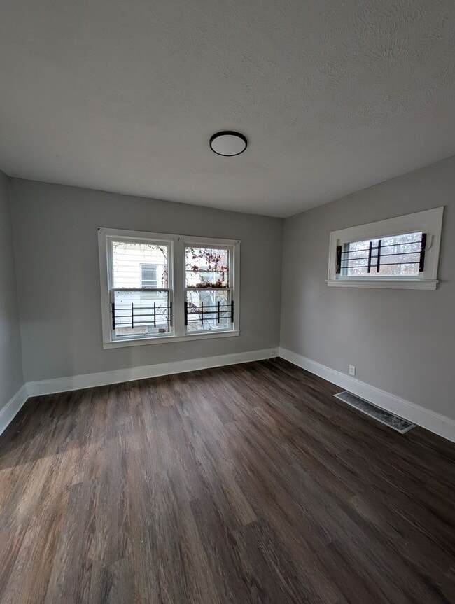 Building Photo - Charming 3BR 1BA Home w/  Solar Panels • Driveway in Cleveland