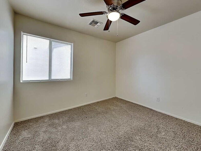 Building Photo - 5903 S 32nd Ln