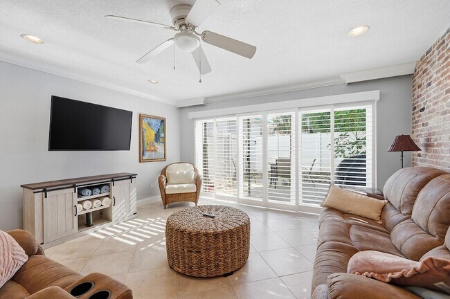 Building Photo - 842 SE 19th Ave