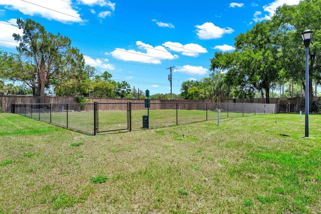 Building Photo - 2011 Villa Sites Dr