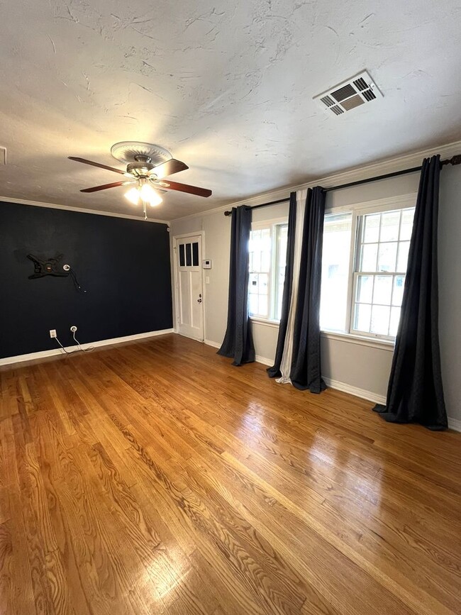 Building Photo - Cute 2 Bed 1 Bath in the Steve Pennington Addn