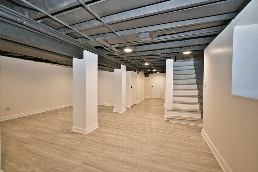 Building Photo - 4616 N Kostner Ave