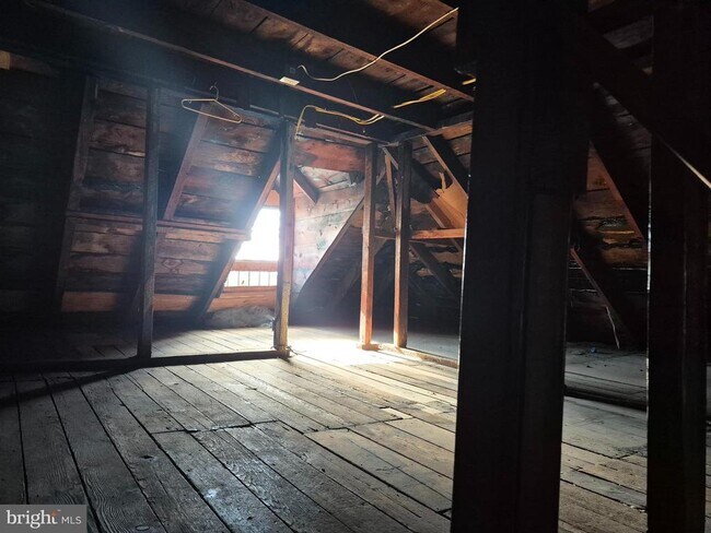 Building Photo - 4610 Chester Ave