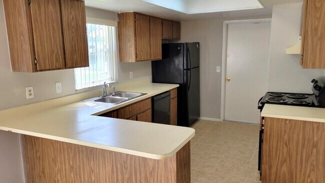 Building Photo - 985 Hickory Ct