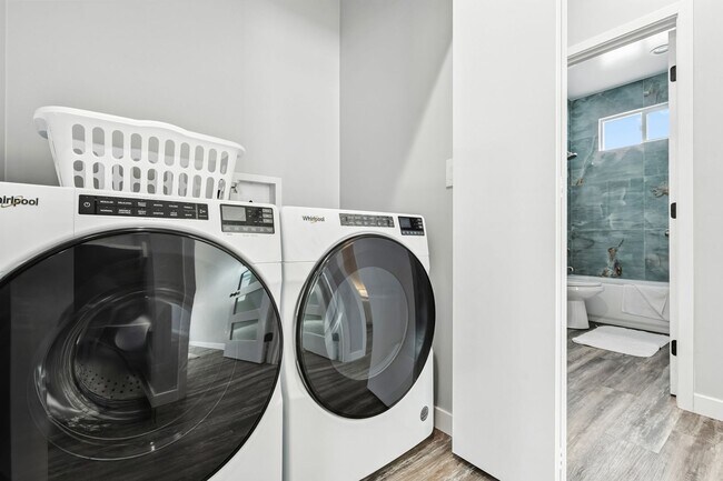 Building Photo - Coastal 3-Bedroom 2-Bathroom House with Hu...