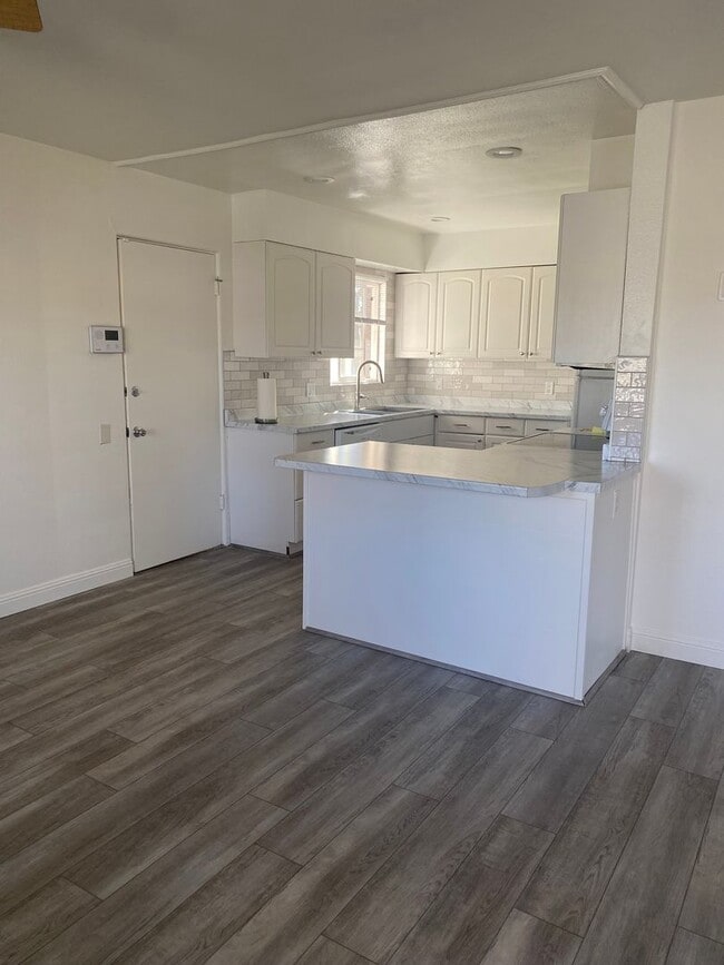 Building Photo - Sweet 4 bd, 2 bath, 2+car garage near MidTown