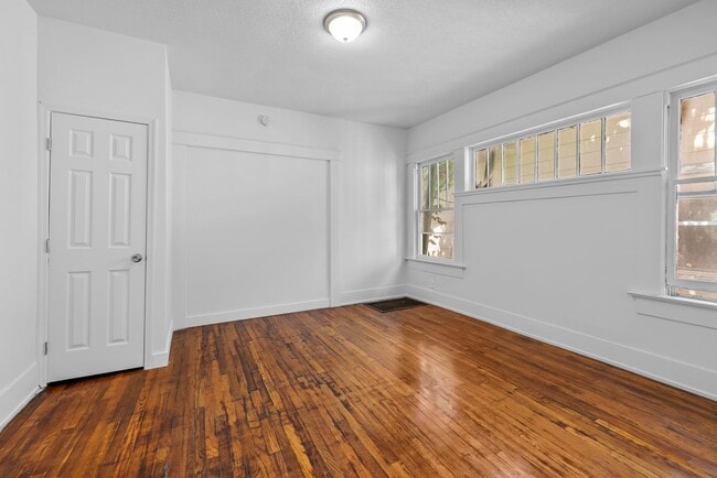 Building Photo - Spacious beautiful 5-bedroom 2 bath home