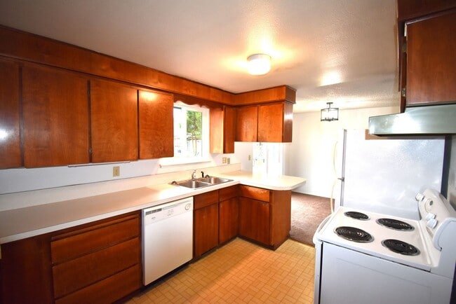 Building Photo - Well kept duplex with garage.