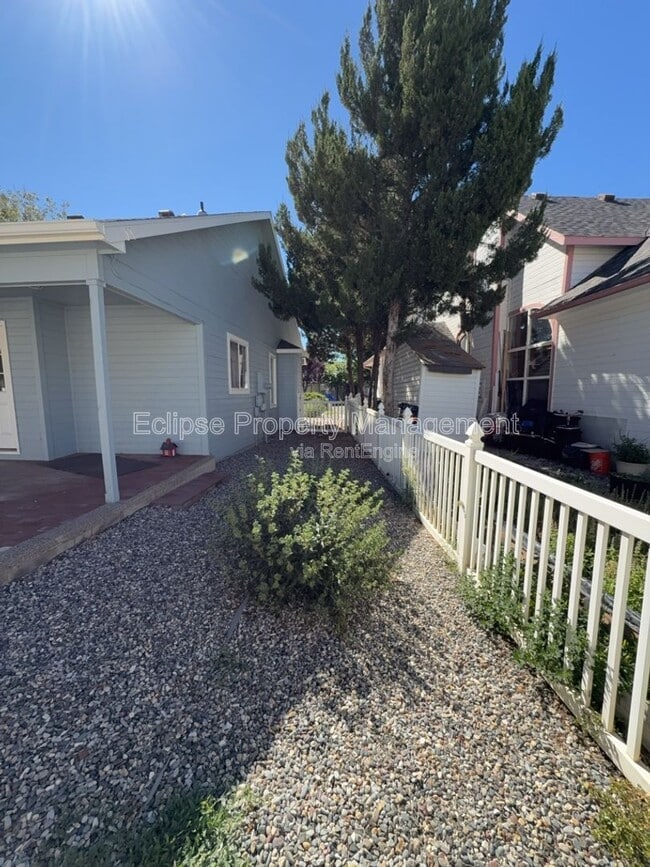 Building Photo - 714 E Harbor Cir