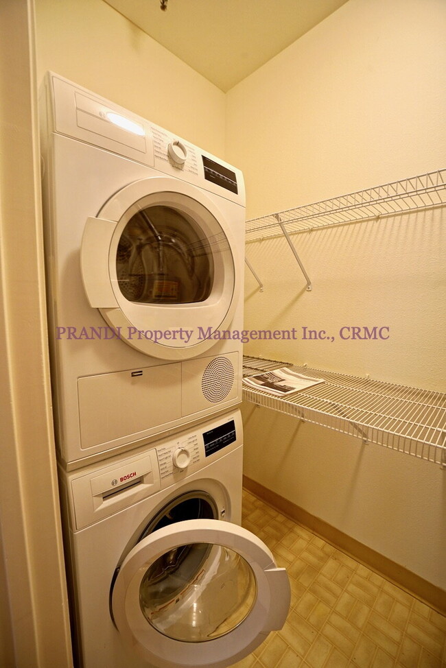 Building Photo - Modern Ground Floor Condo with 2 Car Garage!