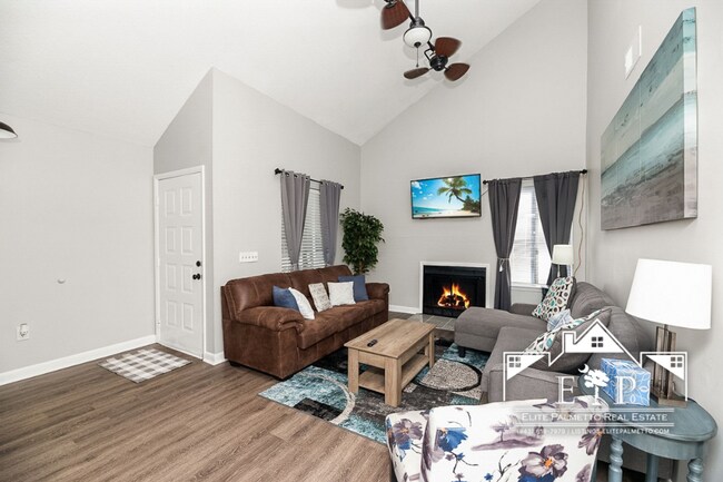 Building Photo - Charming and Spacious Home