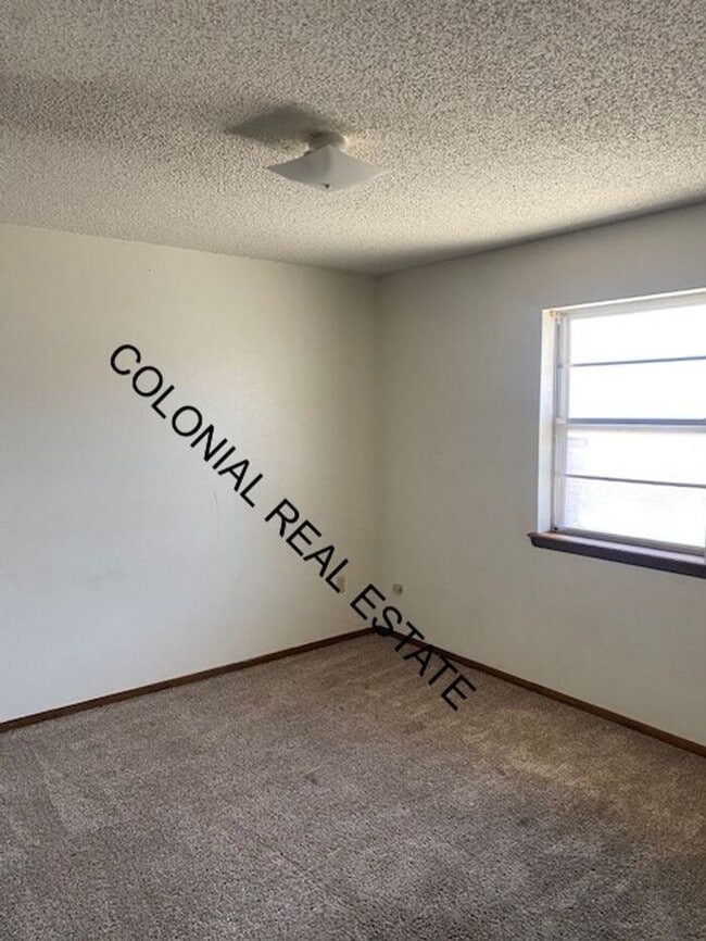 Building Photo - 2 Bedroom 1 Bathroom apartment, private washer/dryer hookups, central heat and air