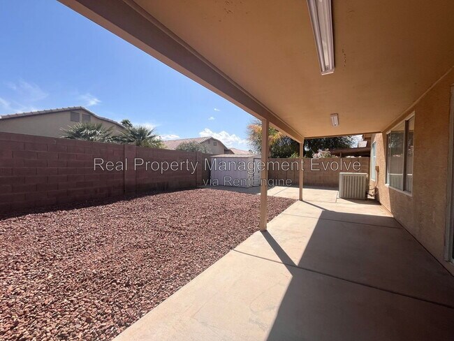 Building Photo - 2335 E Aire Libre Ave
