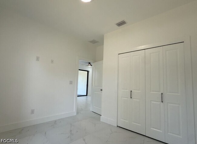 Building Photo - 404-406 Chalet Ave S