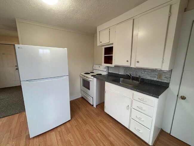 Building Photo - Cozy & Affordable 1BR Apartment with Heat Included – Convenient Sanford Location!
