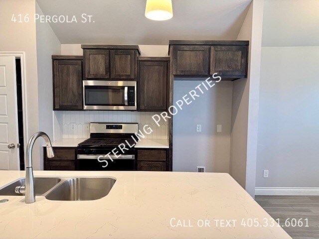 Building Photo - 416 Pergola St
