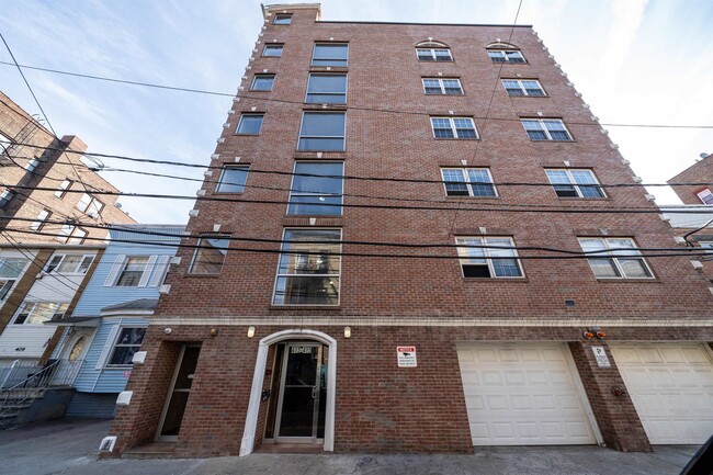 Building Photo - 413-415 9th St