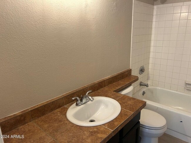 Building Photo - 2 bedroom upstairs unit