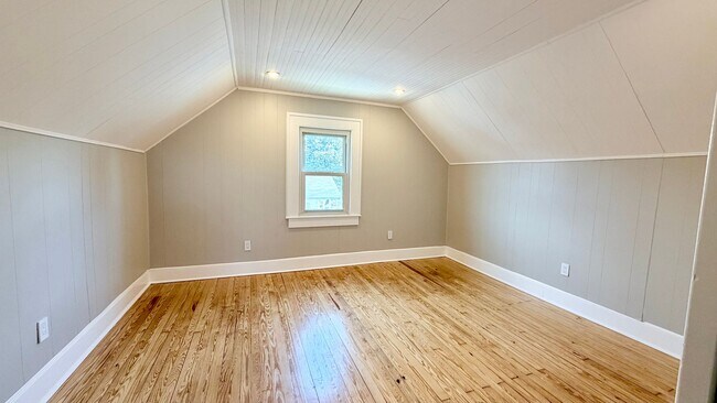 Building Photo - Spacious Updated 5BR Home with Flexible Living Options