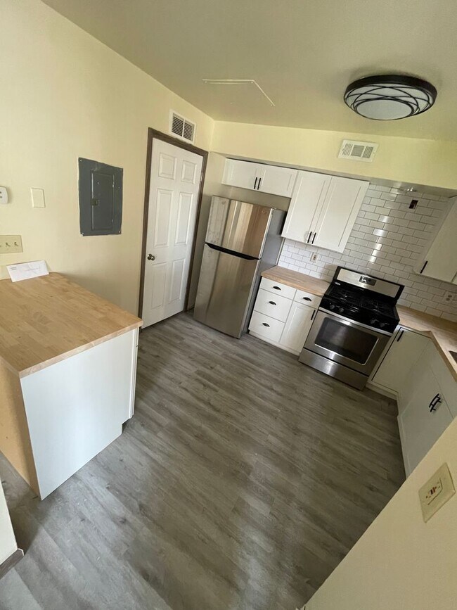 Primary Photo - OSU Gateway 3 bedroom 1 1/2 bath 3 level t...
