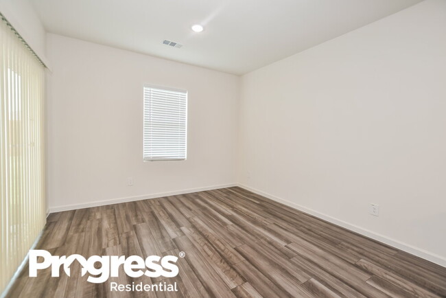 Building Photo - 487 London Dr