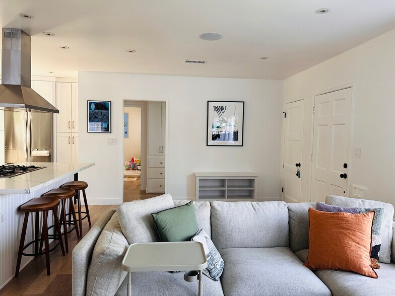 Building Photo - 2460 Glenrose Ave