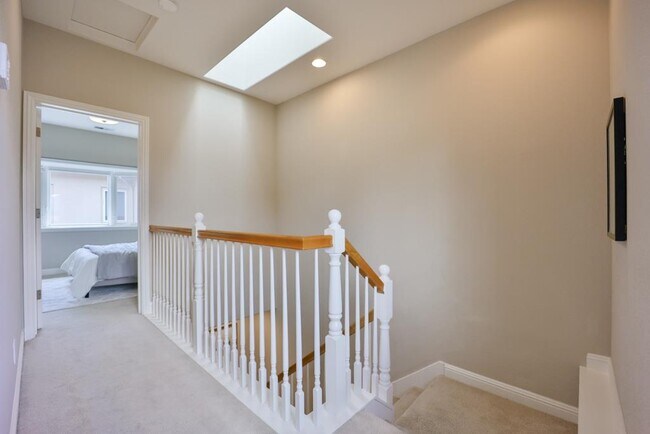 Building Photo - 492 Tyndall St